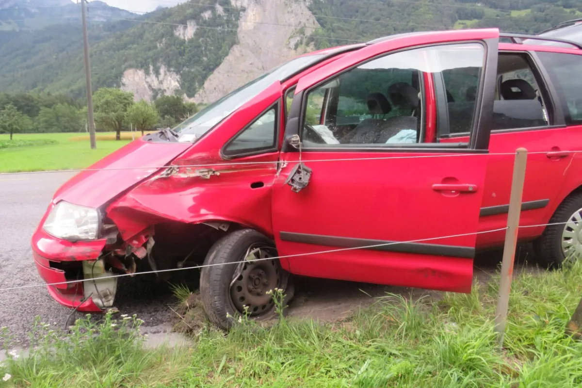 Netstal GL - 24-Jahre alte Frau gerät mit Auto auf Gegenfahrbahn