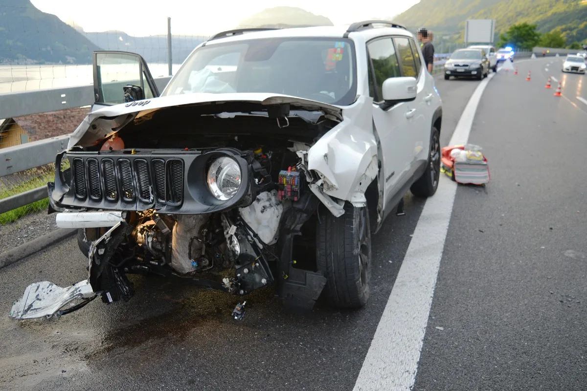 Beckenried NW - Autofahrerin wurde bei Selbstunfall erheblich verletzt – weitere Kollision am Stauende
