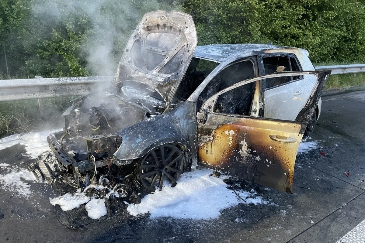 Auto brennt auf der BAB 27 aus