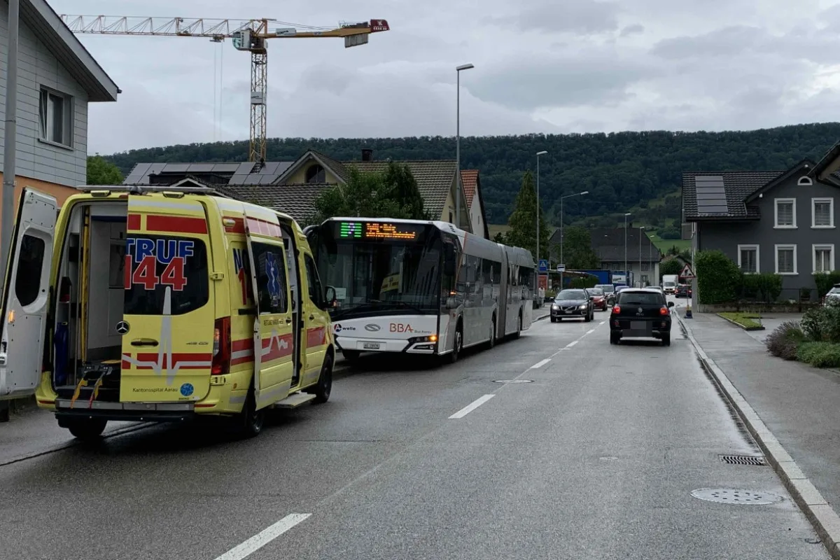 Erlinsbach SO - Linienbus muss vollbremsen – Fahrgast verletzt 