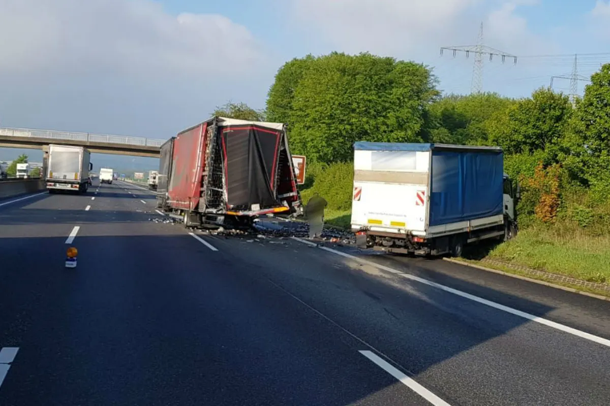 Auffahrunfall von drei Lkw mit zwei Verletzten und rund 70.000 Euro Schaden
