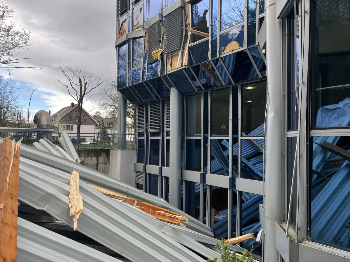 Unwetter in Basel-Landschaft - Wind reisst Dach von Baustelle weg