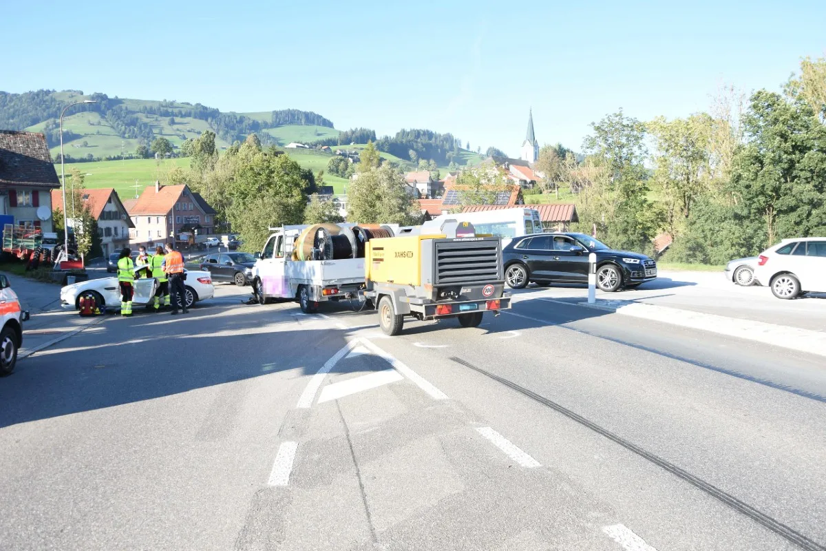Ricken SG -  Zwei Verletzte nach Unfall zwischen Auto und Lieferwagen