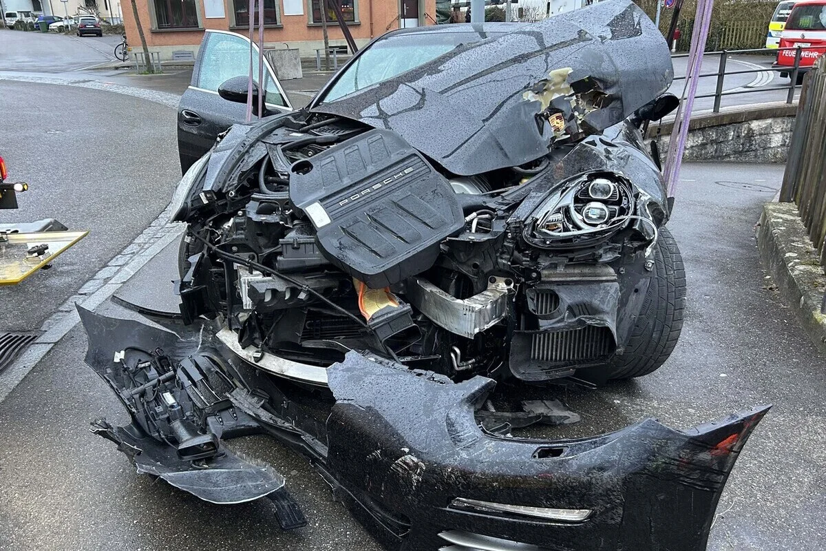 Wettingen AG – Mit gestohlenem Porsche verunfallt 