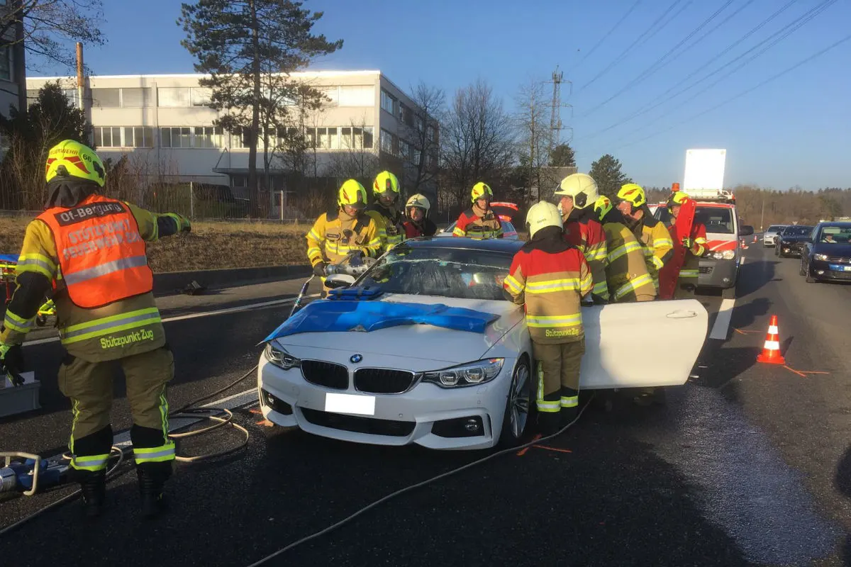 Cham ZG - Unfall führt zu Verkehrsbehinderungen