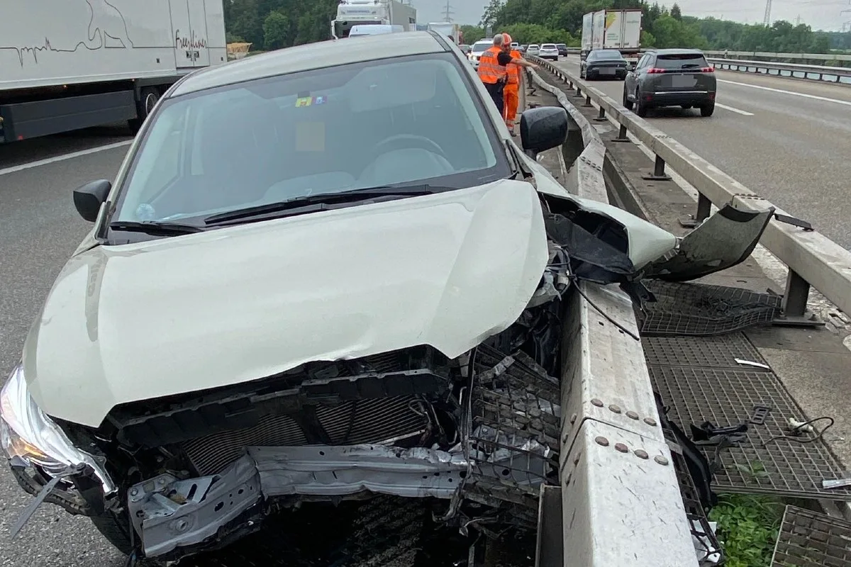 Wiedlisbach SO  - Beim Unfall heute wurde die Mitteleinrichtung auf der A1 zerstört