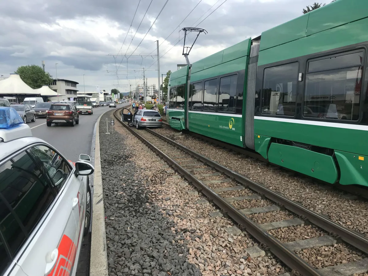 Muttenz BL - Personenwagen landet nach Selbstunfall auf Tramgeleisen