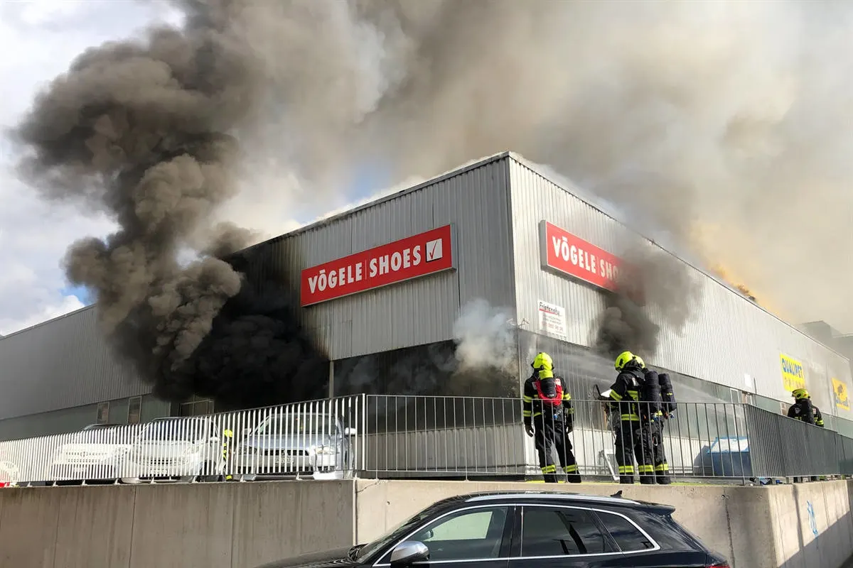 Chur GR – Grosse Rauchentwicklung bei Brand in einem Pneulager