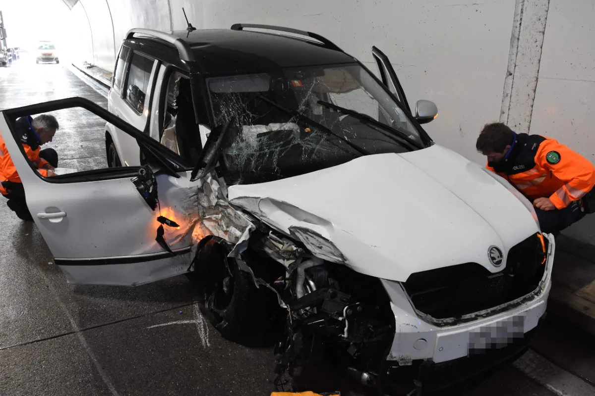  Heftiger Crash in Walenstadt SG - Auto prallt auf A3 in Tunnelportal - zwei Verletzte!