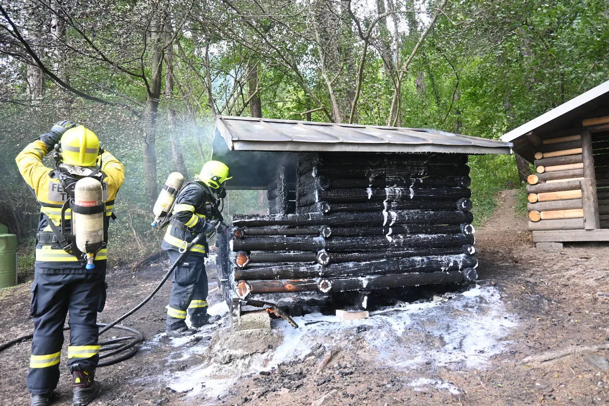 Triesen – Brand bei Holzhäuschen auf Robinson Spielplatz