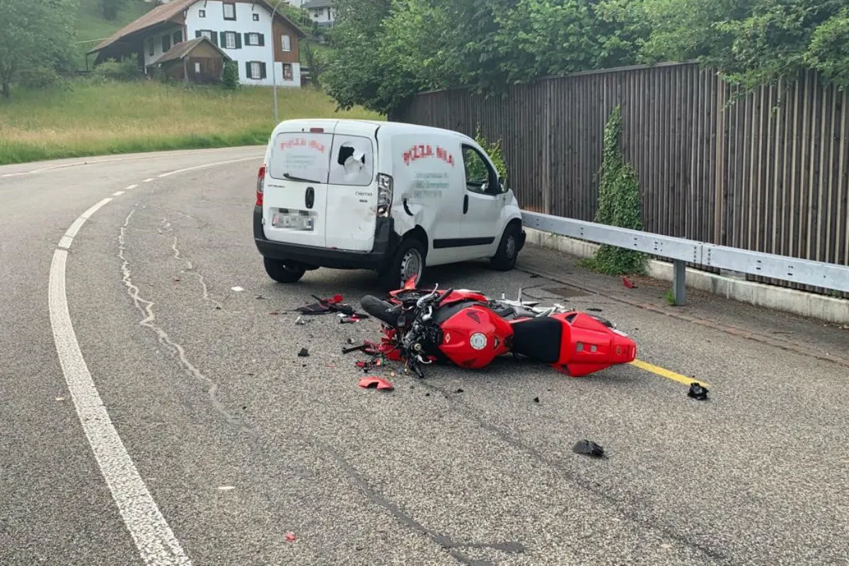 Strengelbach AG - Motorrad kollidiert mit schleuderndem Auto
