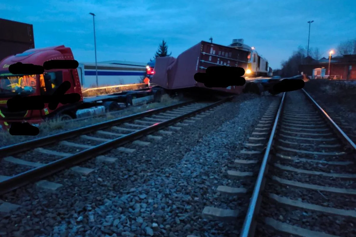 Duisburg - Güterzug erfasst querstehenden Lkw