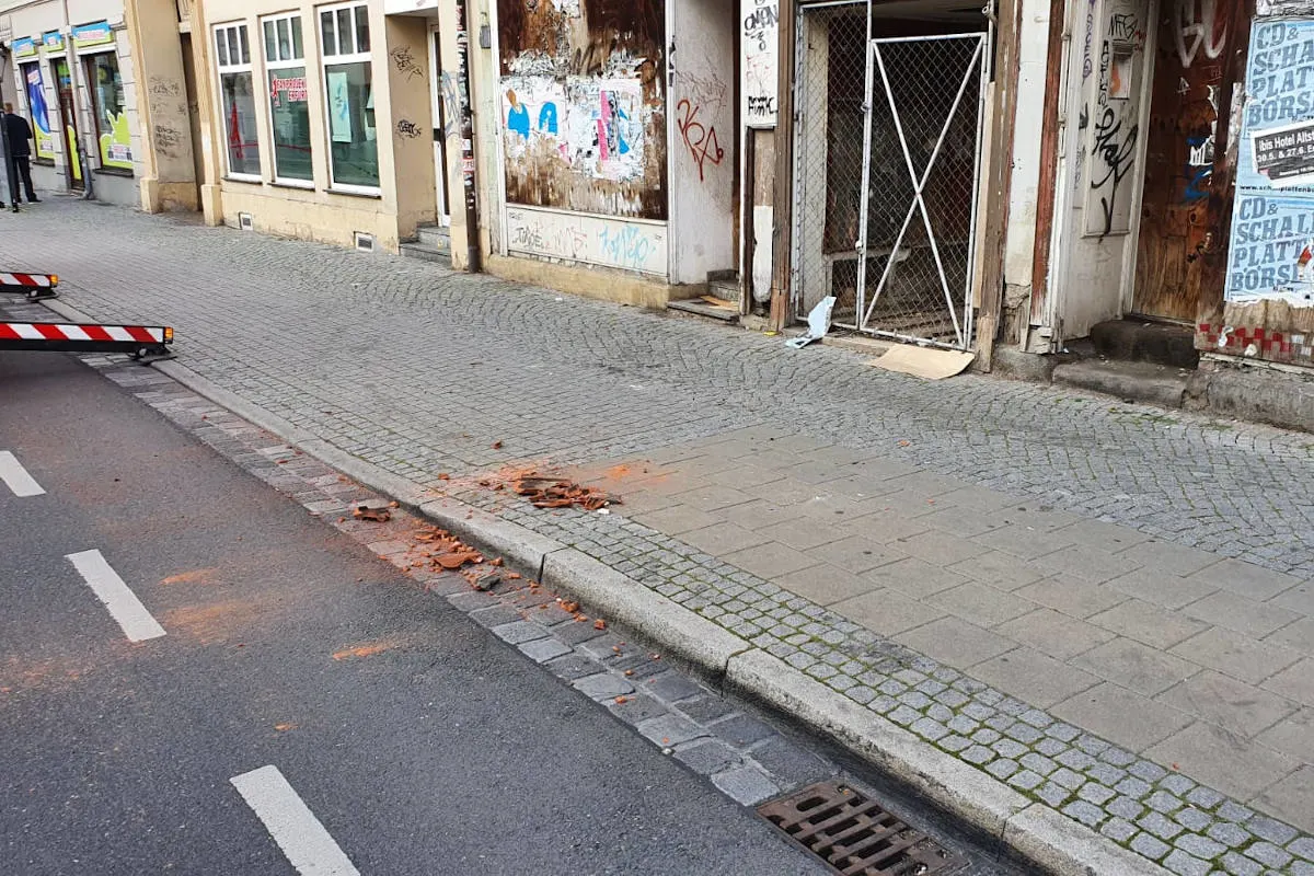 Erfurt – Abstürzende Dachziegel