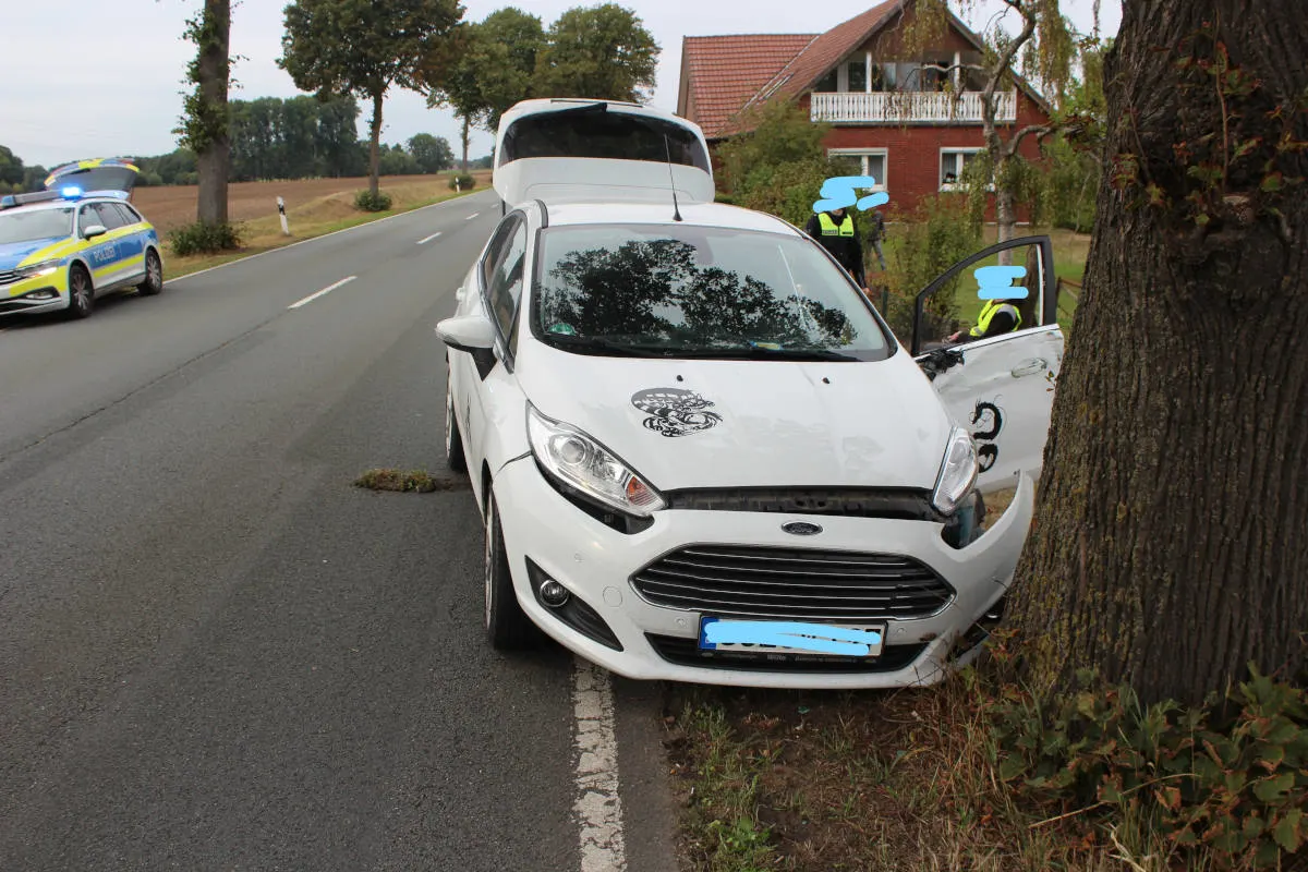 Raddestorf – Pkw kommt von Fahrbahn ab und prallt gegen Zaun und Baum