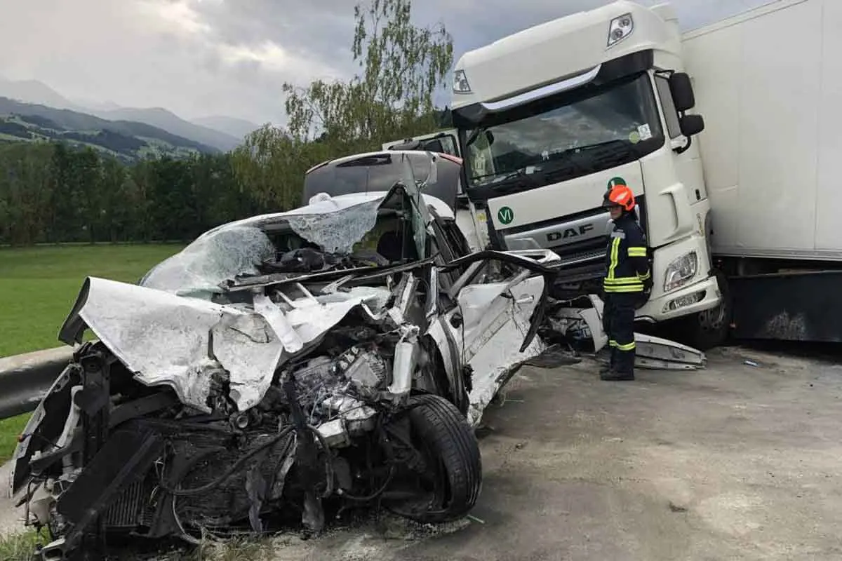 Gröbming - Mehrere Verletzte nach heftigem Crash zwischen LKW und PKW