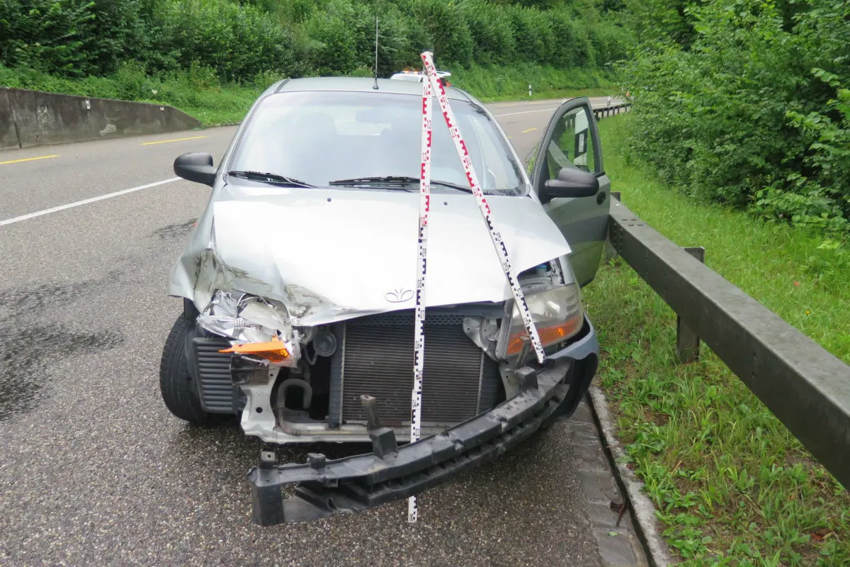 Laufen BL - Auto ins Schleudern geraten