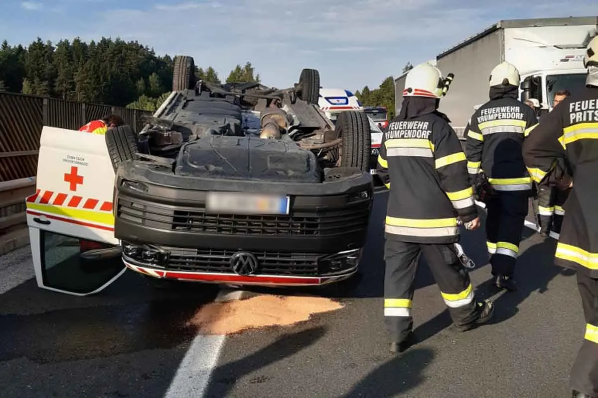 Schwerer Unfall bei Krumpendorf - Rettungswagen mit Patientin überschlug sich auf A2