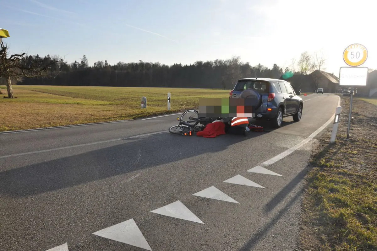 Wolfwil SO - E-Bike-Lenker kollidiert mit Auto – REGA im Einsatz (Zeugenaufruf)