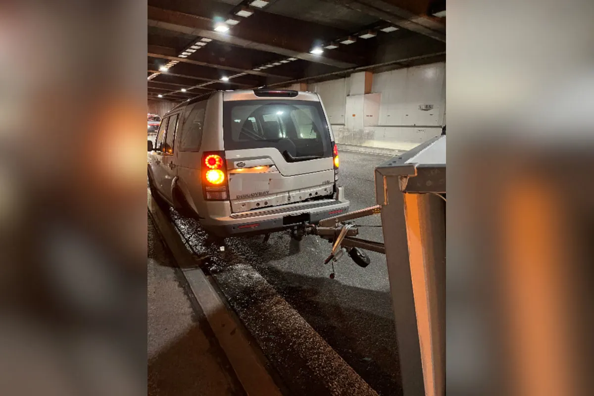 A2 Muttenz BL – Personenwagenlenker verursacht Selbstunfall in Autobahntunnel