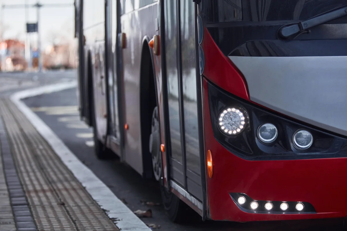 Kaiserslautern – Auto rammt Schulbus beim Ausparken