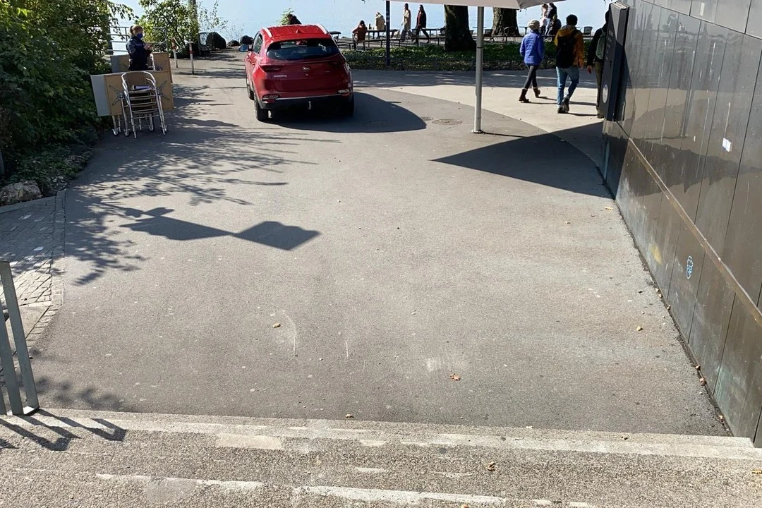 Kurioses aus Zug - Fotoidee geht schief - Lenker fährt mit Auto Treppe hinunter!