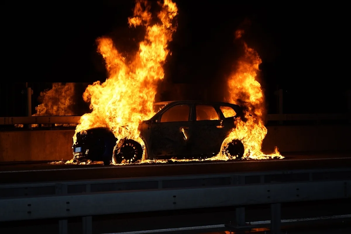 Erstfeld UR - 100'000 Franken Sachschaden und Verkehrsbehinderungen nach Fahrzeugbrand