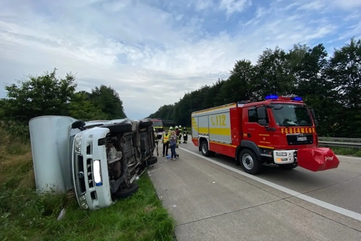 A1 Harpstedt – Wohnmobil kippt nach Reifenplatzer auf der Autobahn