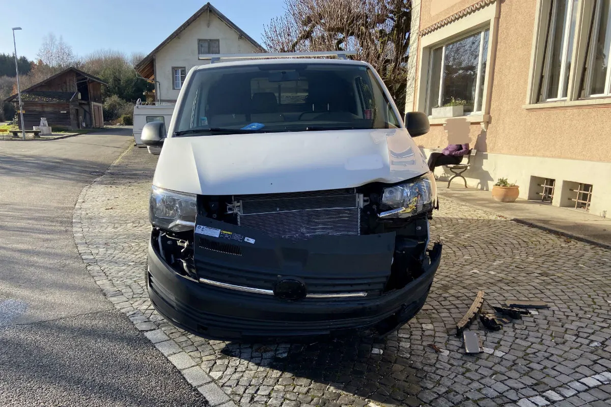 Rothrist AG - Lieferwagenfahrer überholt Mercedes - Unfall