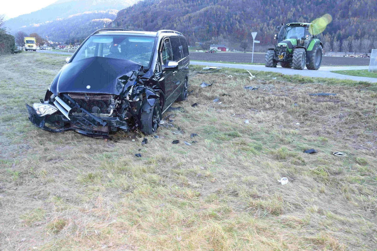 Schwerer Unfall bei Bad Ragaz SG – Kollision zwischen Traktor und Auto