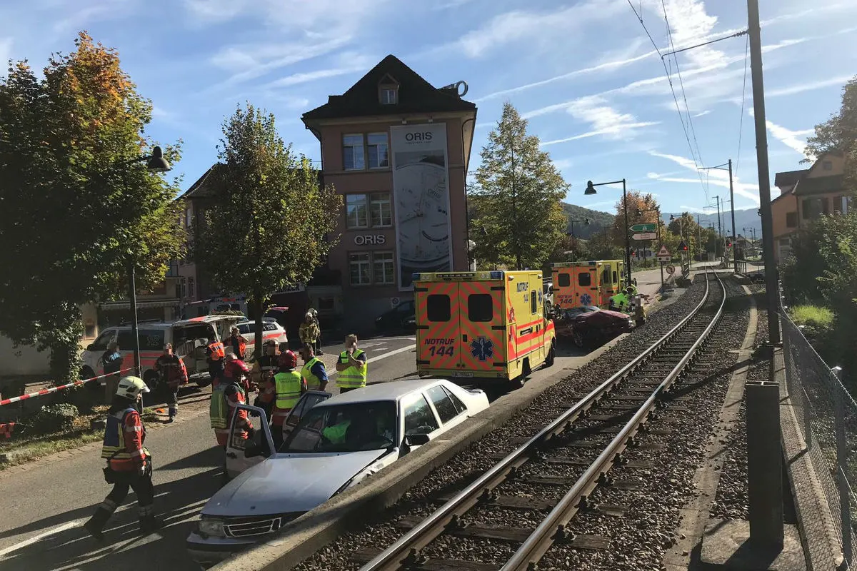 Hölstein BL - Kollision zwischen zwei Personenwagen – drei Personen verletzt