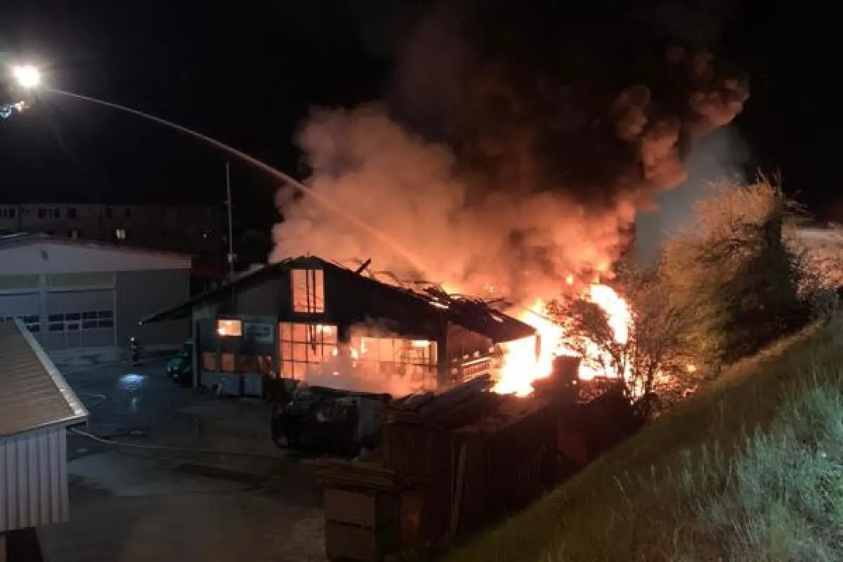 Erstfeld UR - Vollbrand einer Industriehalle gelöscht – Stand 10.45 Uhr