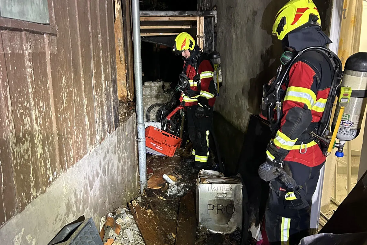 Brunnen SZ – Fassade eines Holzschuppens in Brand 