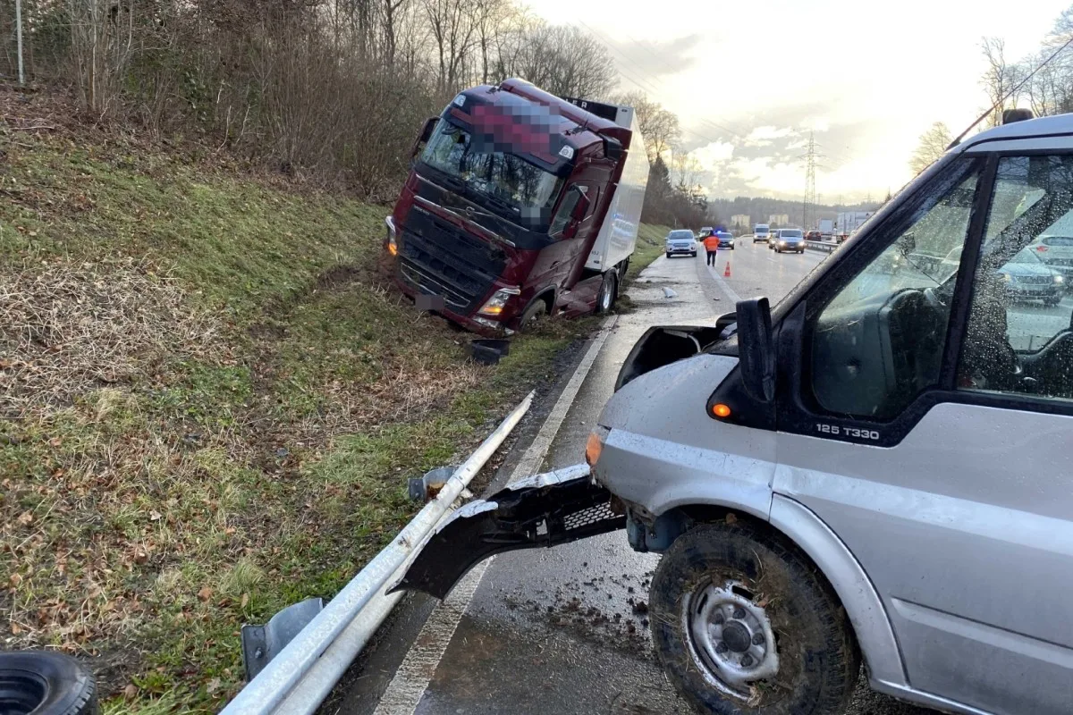 Suhr/A1 -  Unfall bei Spurwechsel – eine Person verletzt