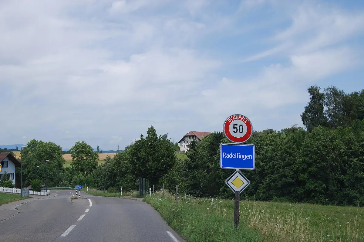 Aarberg BE - Vier Personen nach Selbstunfall verletzt