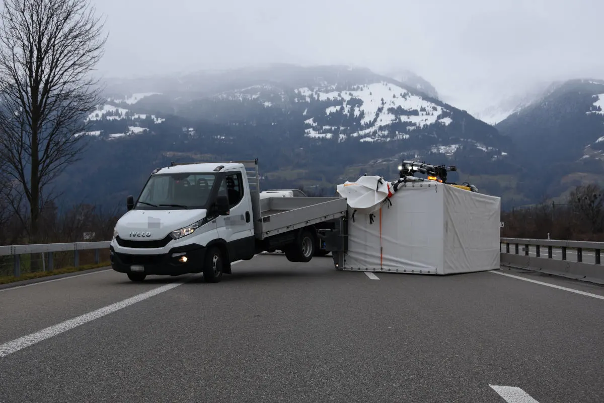 A13 Mels SG – Anhänger nach Windböe gekippt