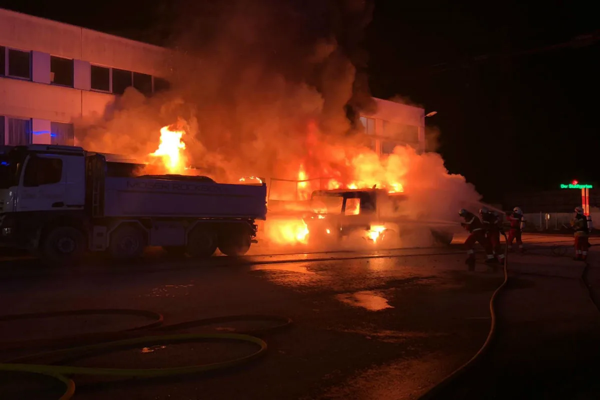 Schlieren ZH - Erheblicher Sachschaden bei Brand von Fahrzeugen 