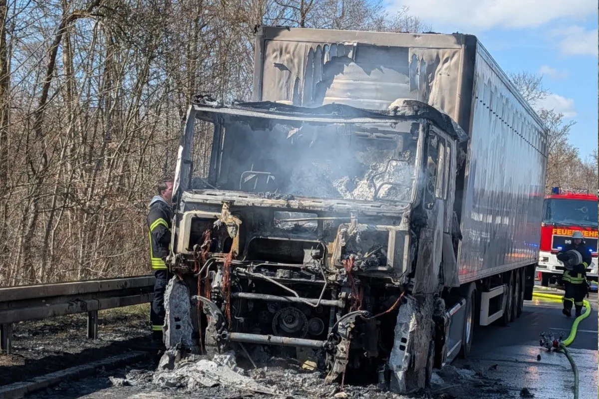 Mühlhausen im Täle  – Lkw auf Autobahn in Brand geraten