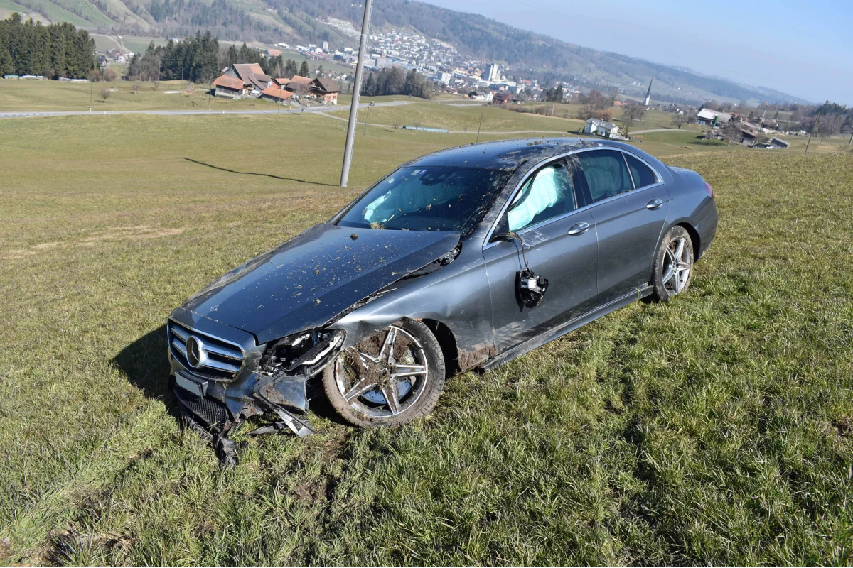 Malters LU - Mercedes mit Totalschaden nach Überschlag