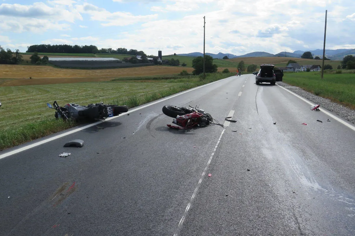Laufen BL – Verkehrsunfall mit zwei Motorrädern und einem Personenwagen – zwei Personen verletzt