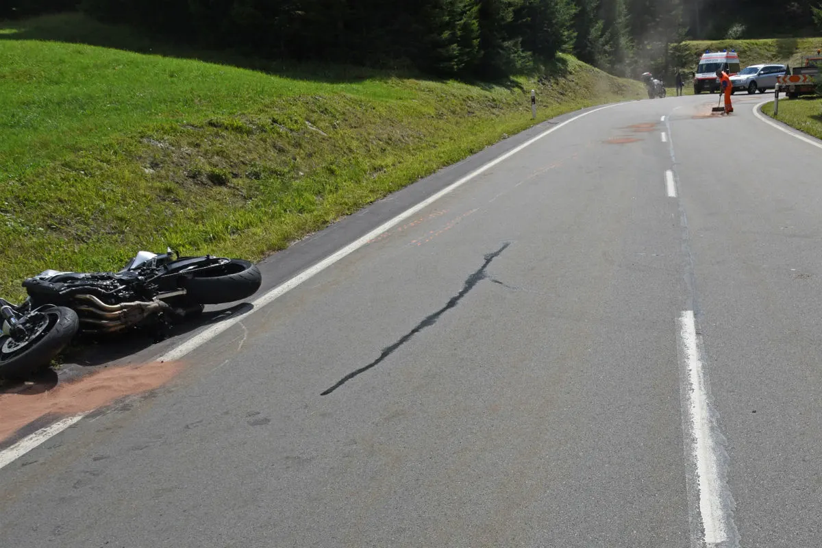 Mesocco GR - Zwei Motorradfahrer zusammengeprallt