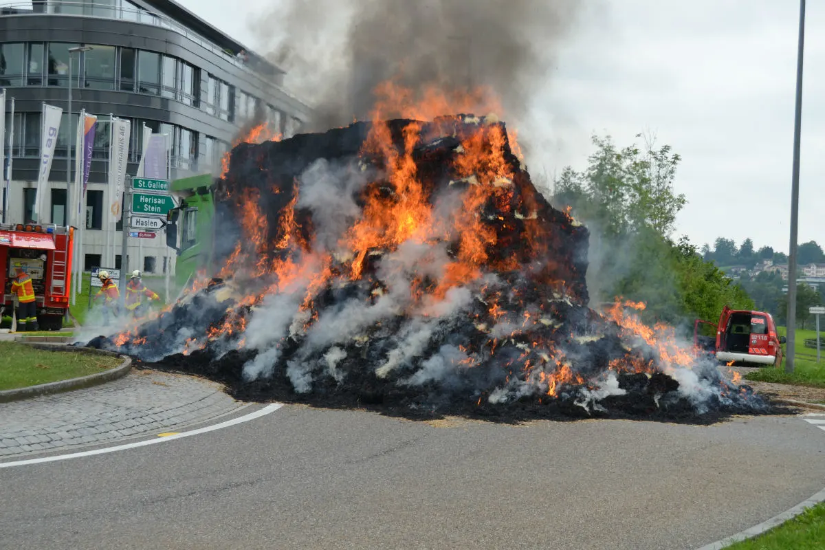 Teufen AR - Vollbrand eines Lastwagens im Kreisel