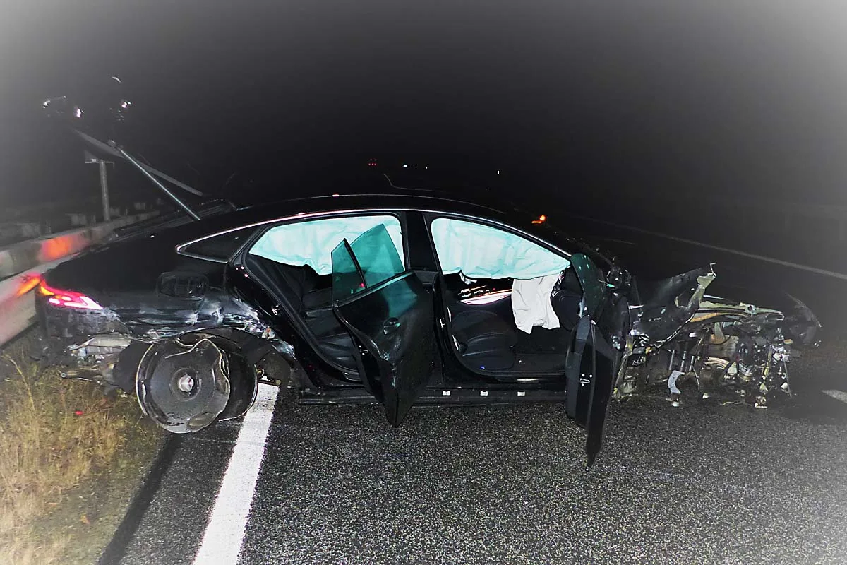 Mit 270 km/h in Cuxhaven - 19-jähriger crasht Luxussportwagen Mercedes AMG GT!