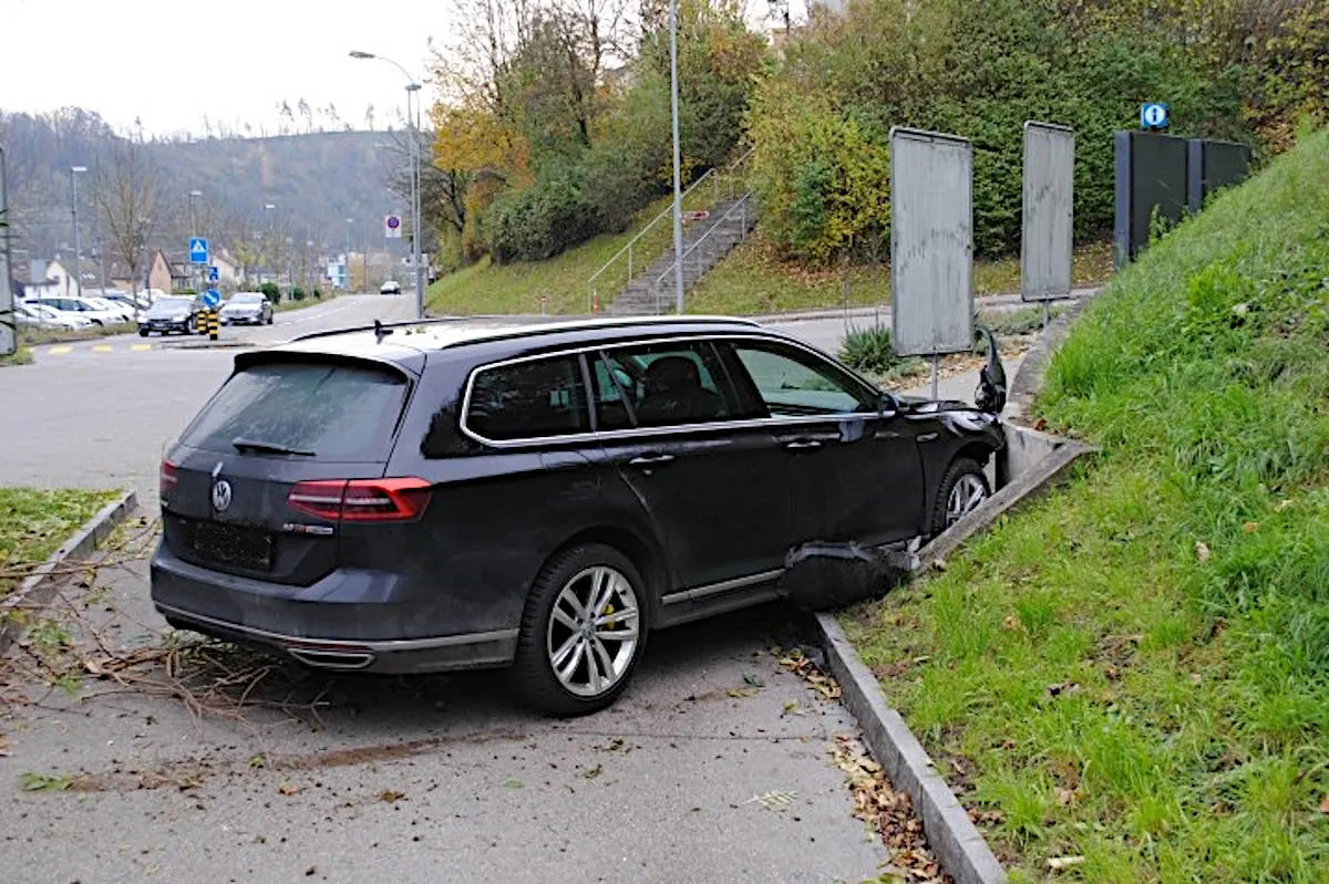 Neuhausen am Rheinfall SH - Grosser Sachschaden bei Alleinunfall 