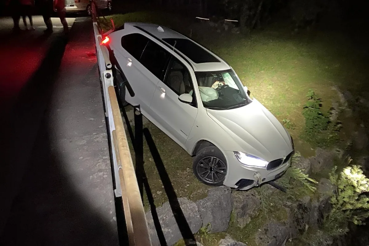 Unfall in Laufen BL - BMW kollidiert mit Brückengeländer