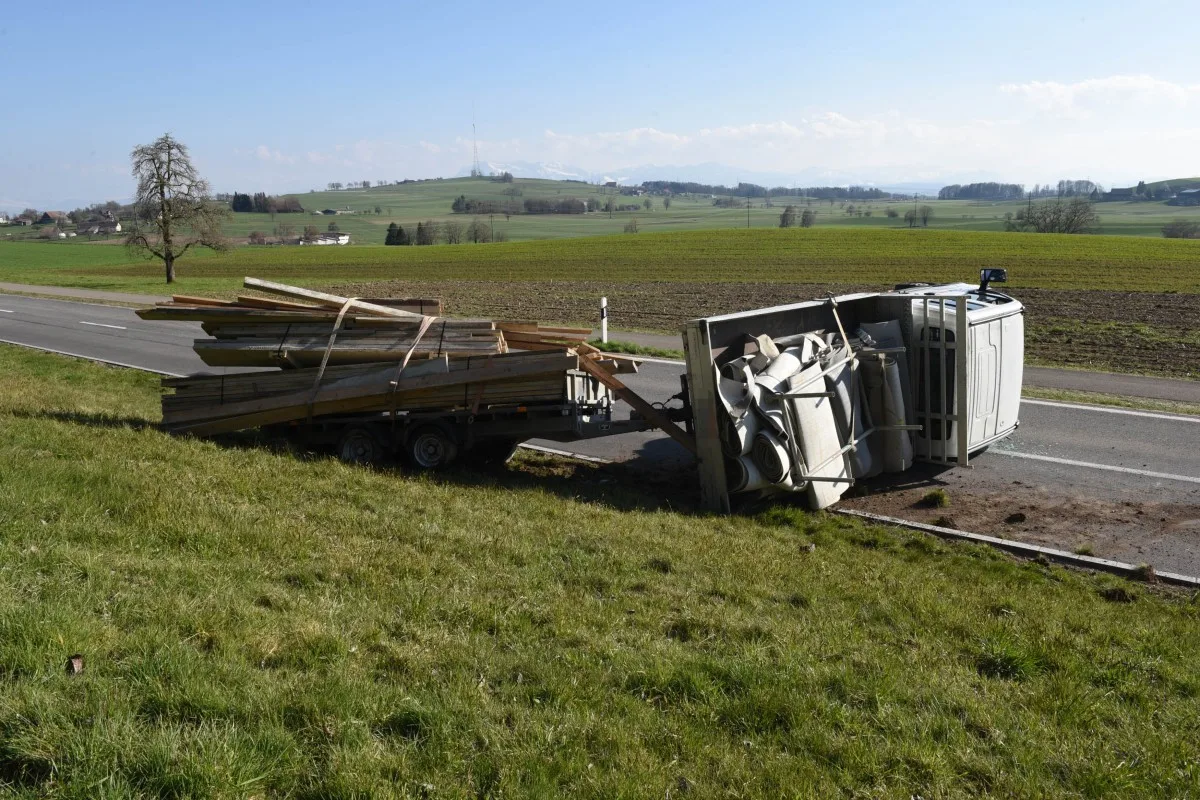 Gunzwil LU - Lieferwagen mit Anhänger kippt auf die Strasse