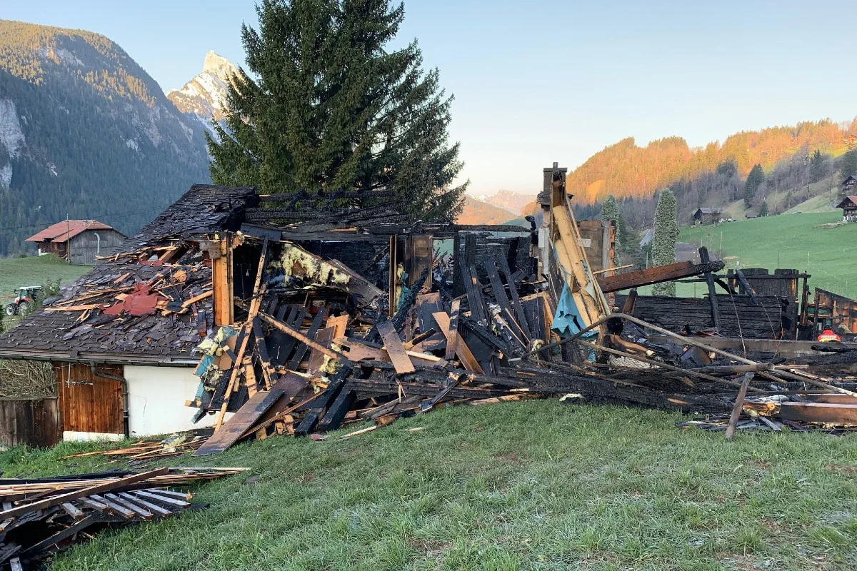 Saanen BE - Mehrfamilienhaus bei Brand komplett zerstört