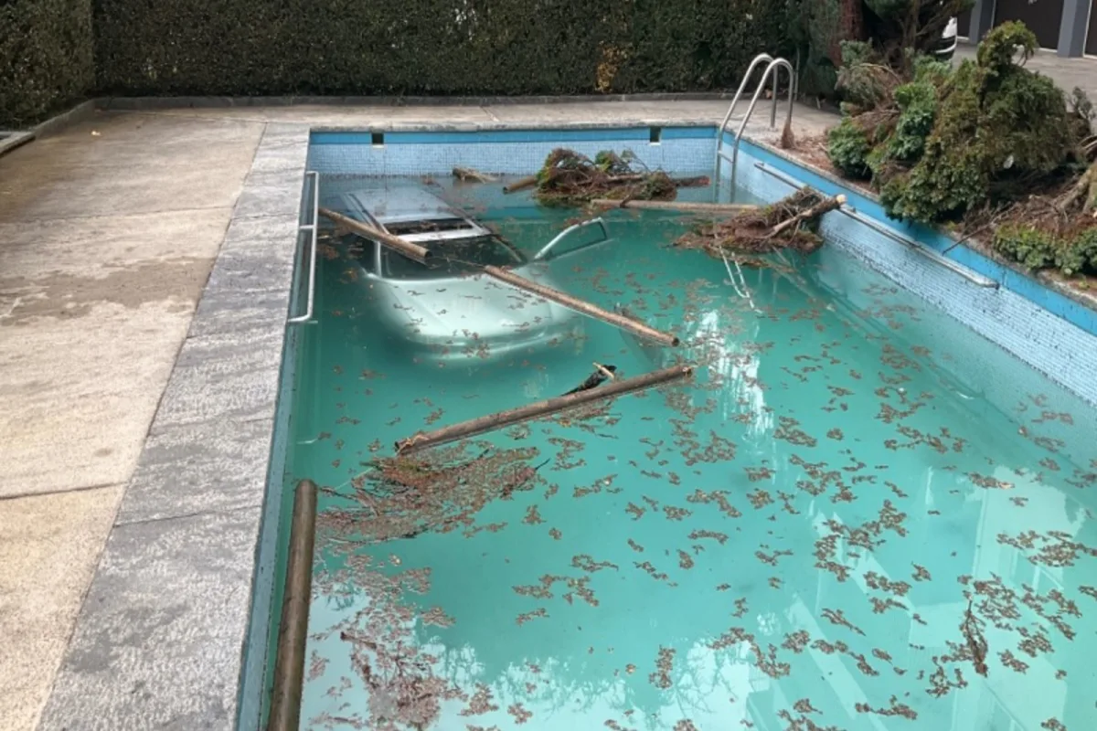 Drama in Clarens VD - Auto stürzt in ein Schwimmbad - Frau stirbt