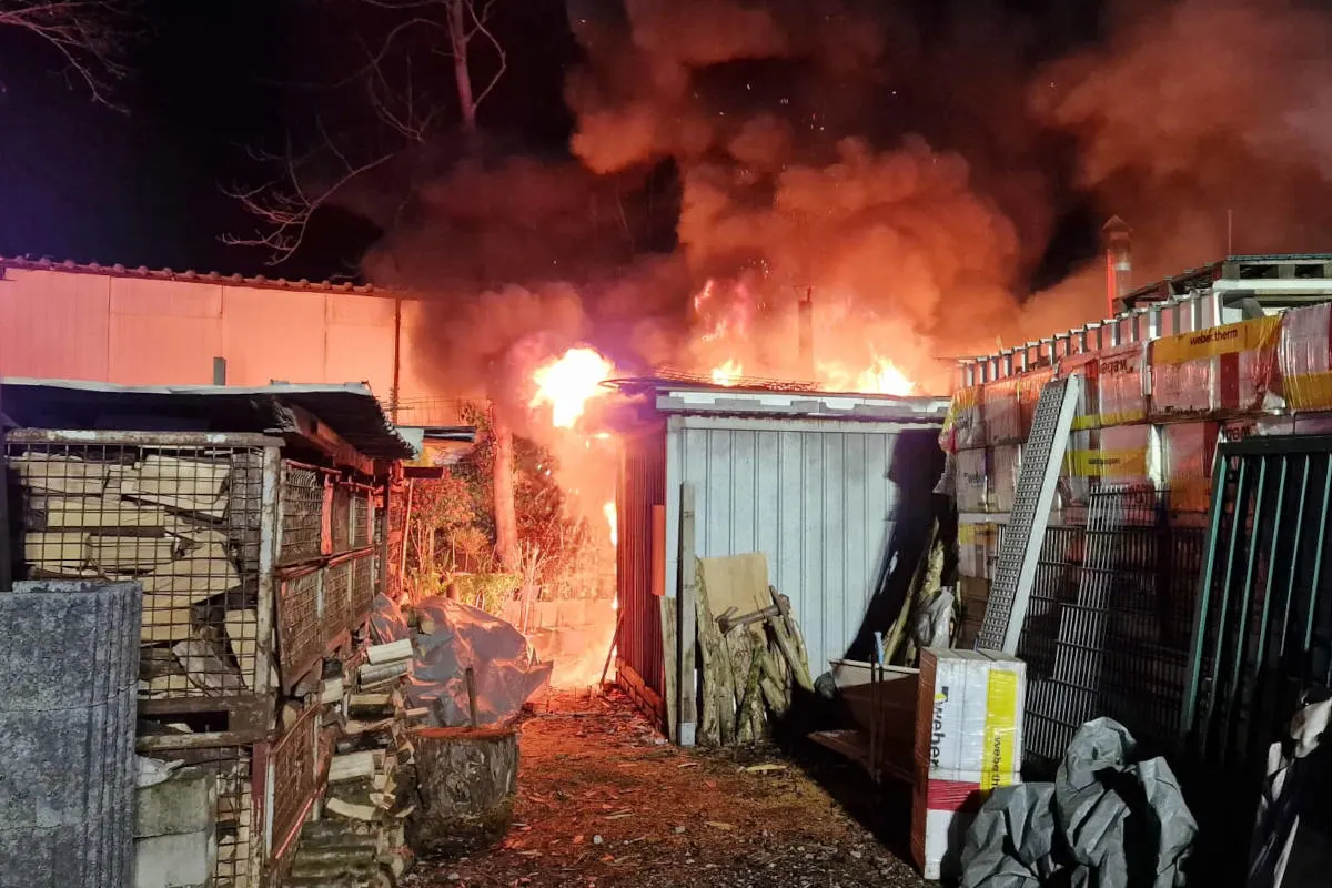 Essen-Horst: Überseecontainer eines Gartenbaubetriebes geht in Flammen auf