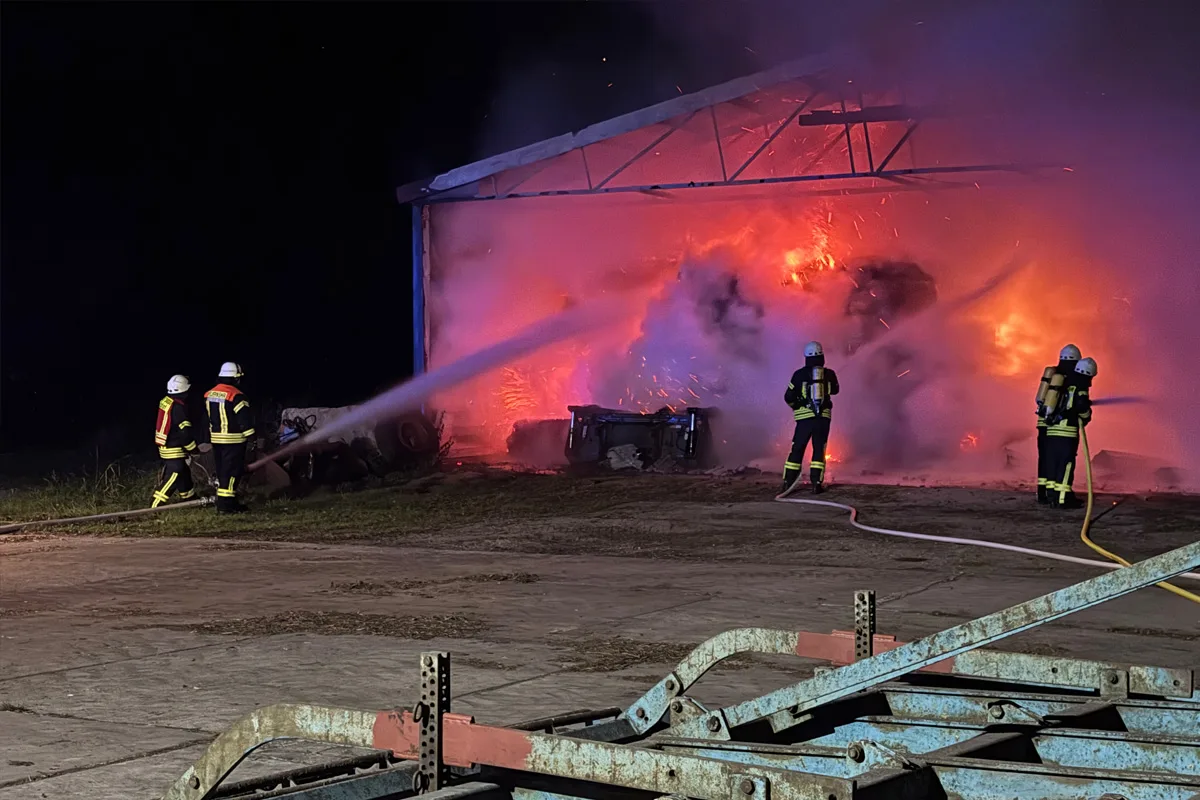 Gyhum NI – Großeinsatz bei Brand einer Halle mit Stroh