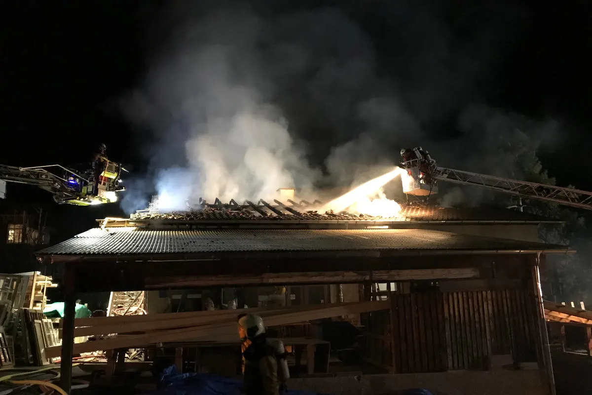 Rüschlikon ZH - Erheblicher Sachschaden bei Grossbrand in Holzbaufirma